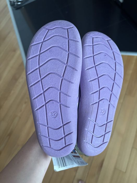 Тапочки нові у школу