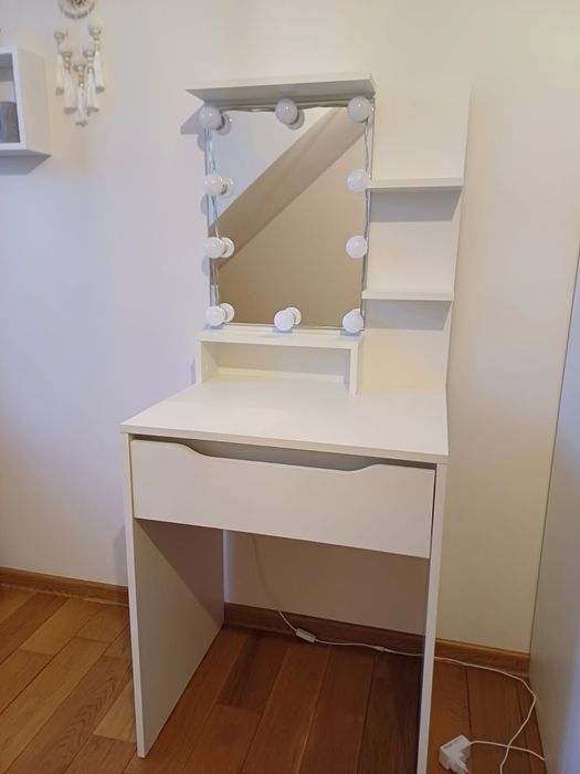 Toaletka biała dla nastolatki