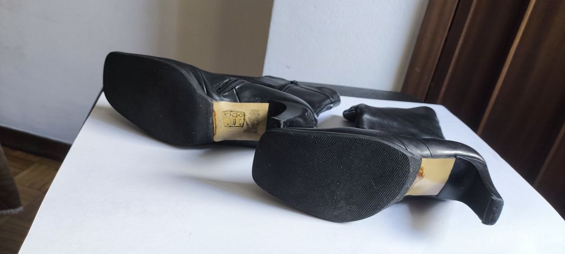 Botins senhora em couro preto