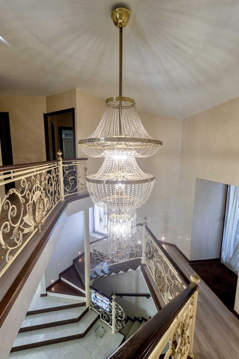 Продаж розкішного будинку, Винники