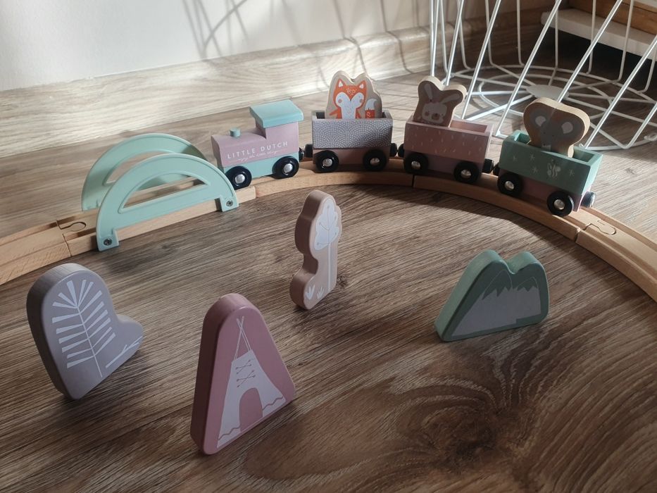 Ciuchcia drewniana z torami Little Dutch