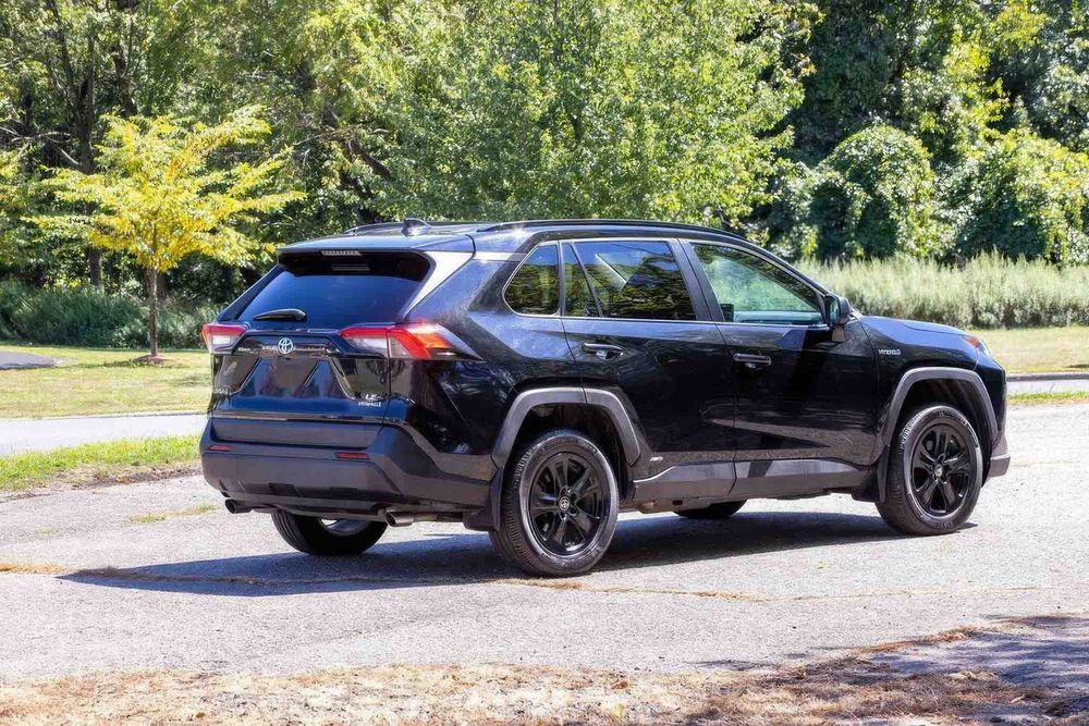 Toyota RAV4 Hybrid LE      2021