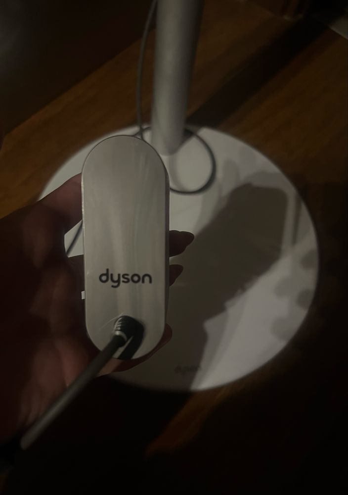 Stacja dokująca / stojak do odkurzacza Dyson.