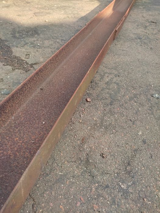 Довжина 5 метрів, ширина 18 см.