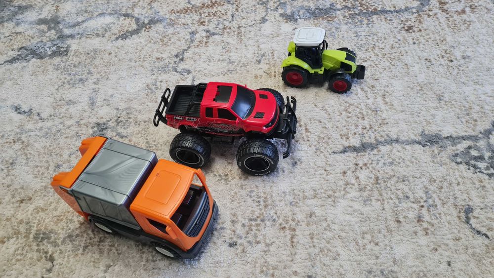 Traktor, śmieciarka, samochod terenowy