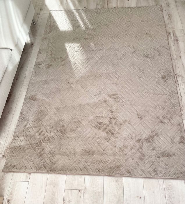 Puszysty dywan w kolorze ciemnego beżu