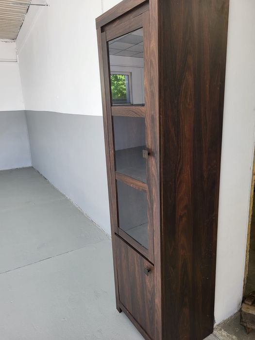 Komoda słupek ciemny orzech