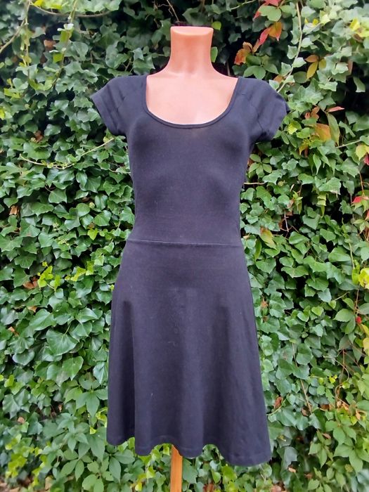 Czarna bawełniana sukienka letnia z odkrytymi plecami i krótkim rękawe