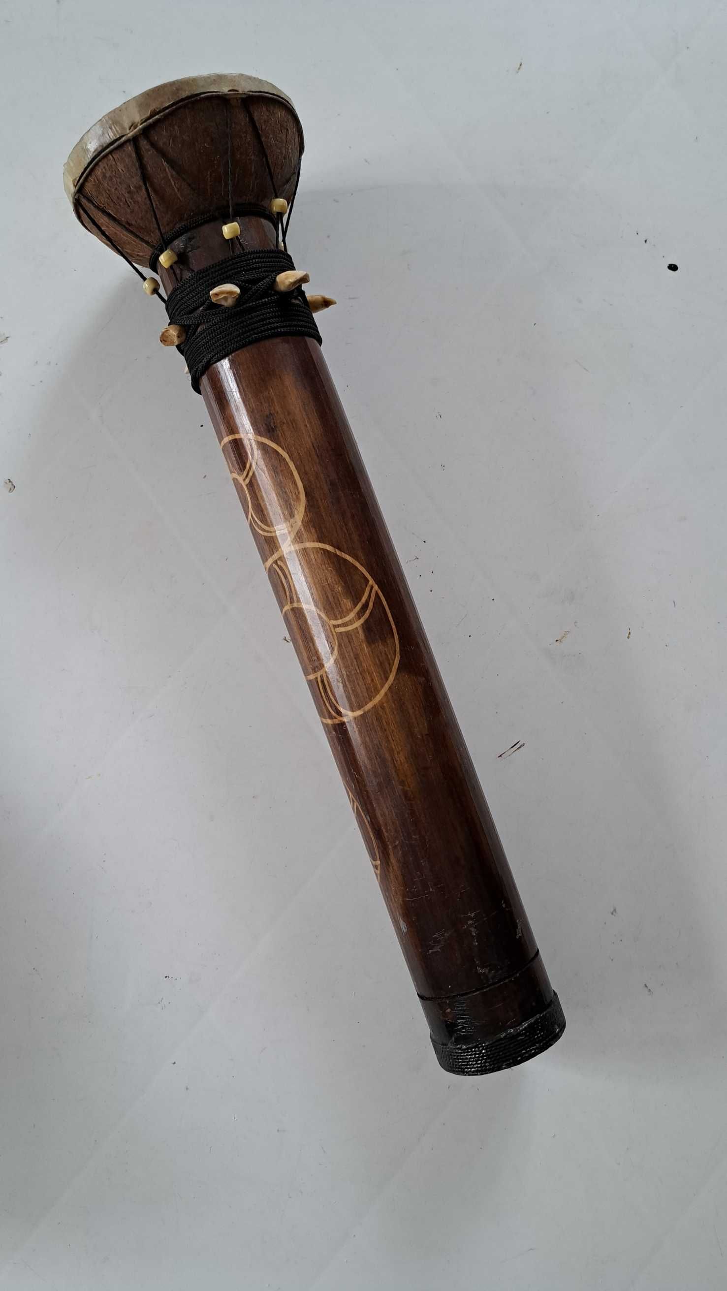 Bębenek instrument afrykański bambus