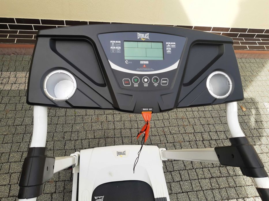 Bieżnia elektryczna Everlast Elite EV7000 uszkodzona