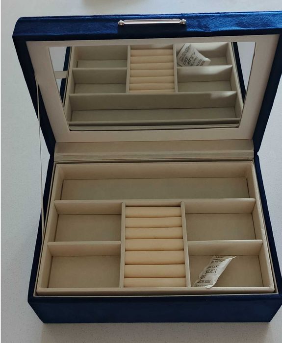 Pudełko na biżuterię z lusterkiem – eleganckie, jak nowe