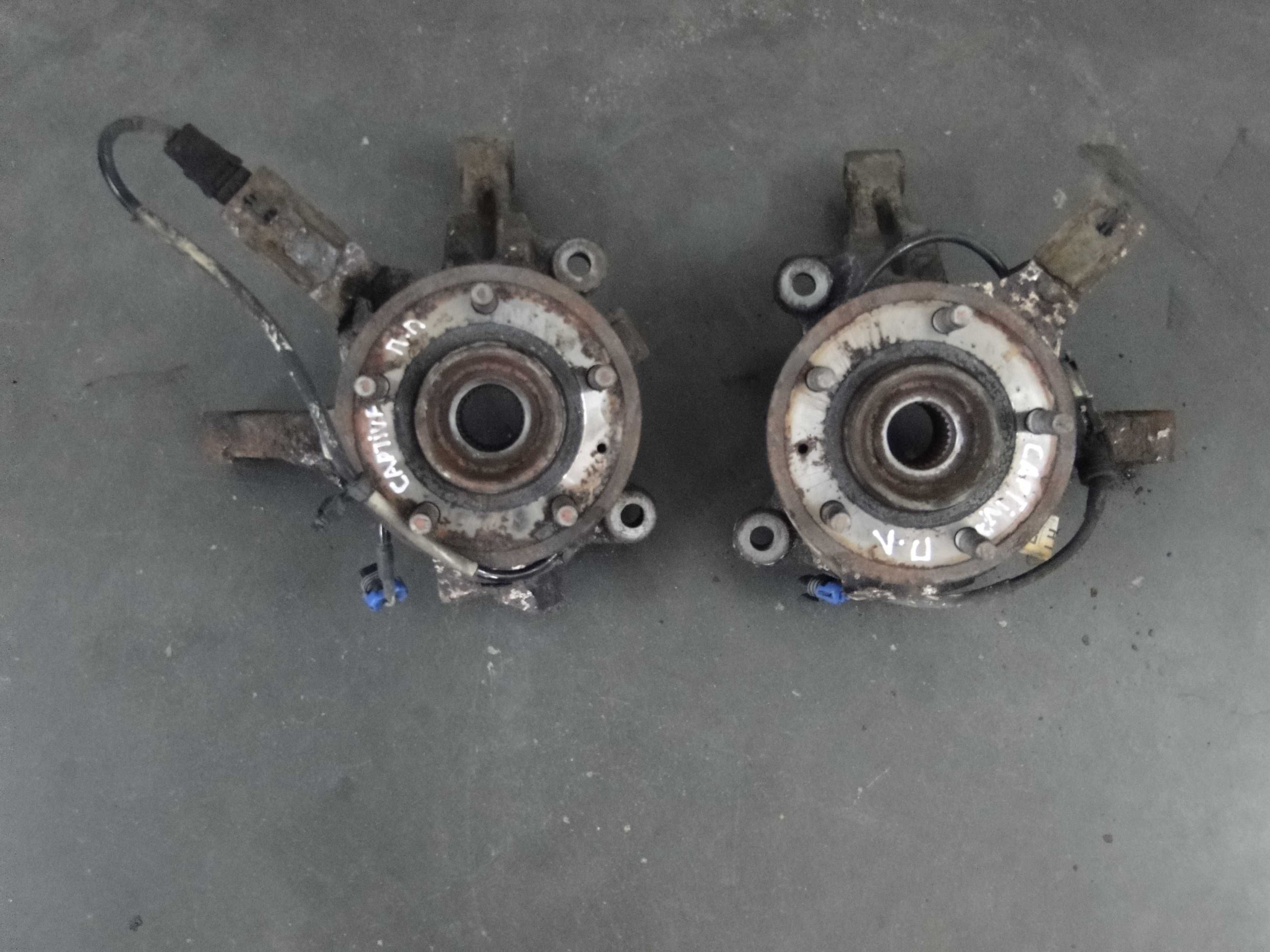 Кулак поворотний,ступиця передня Chevrolet Captiva 06-11р.