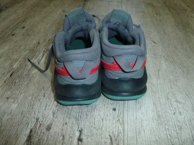 Баскетбольные кроссовки nike hustle, р 38,5 стелька 24,8 см ( UK 5.5)