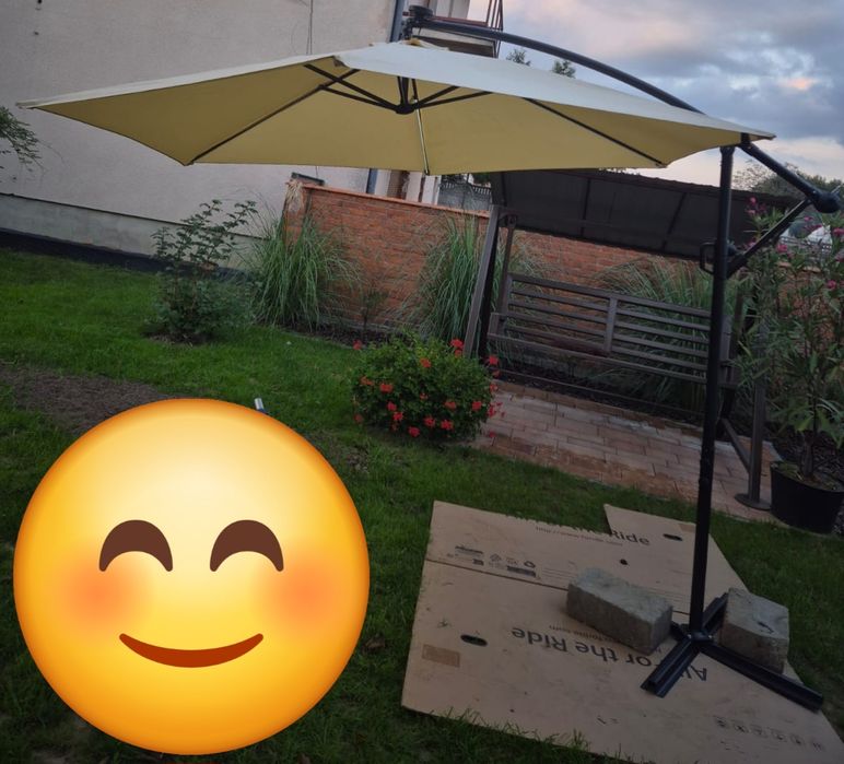 Duży parasol ogrodowy z podstawą i solarem