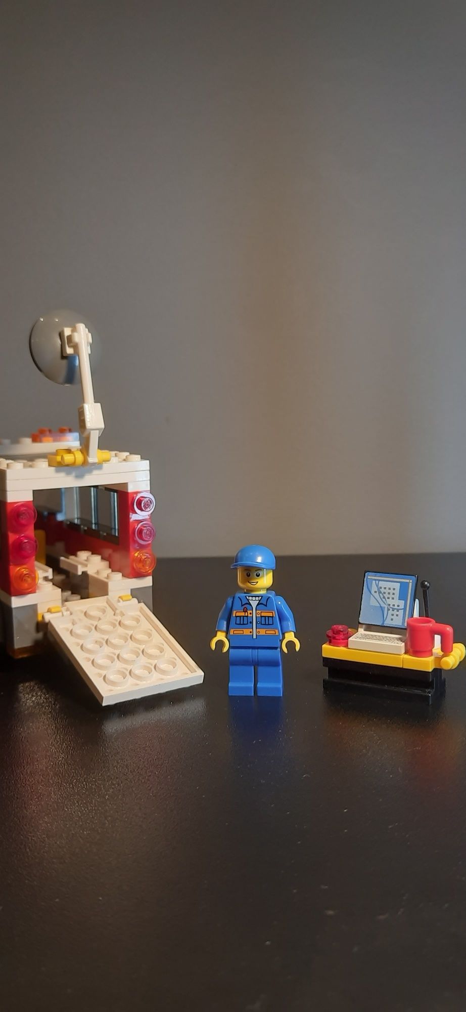 Lego City 3366 Satellite lunch pad