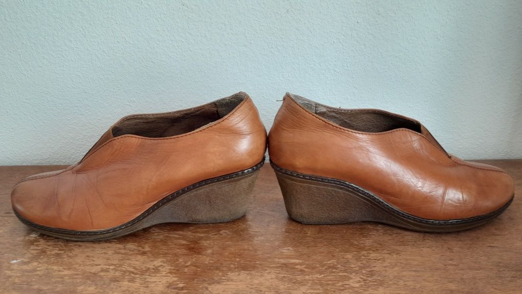 Botas em pele de cunha com elástico à frente