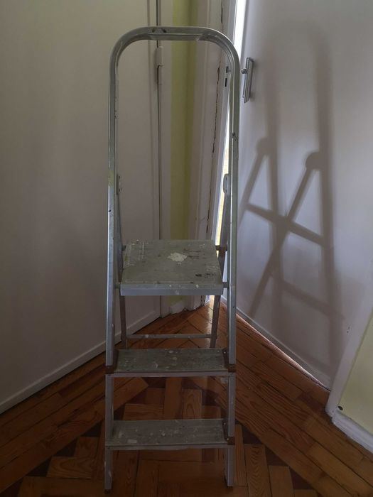 Escadote tres níveis