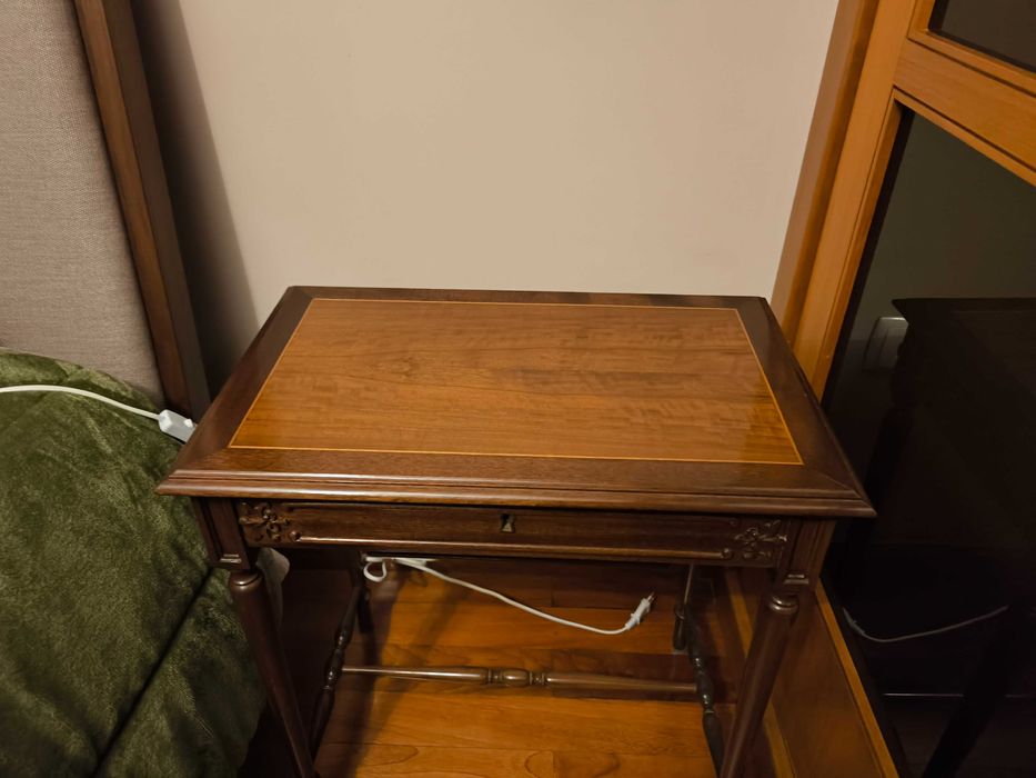 Mesa Vintage de apoio/cabeceira em madeira maciça