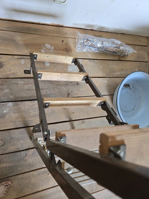 Металева складна драбина, сходи на горище