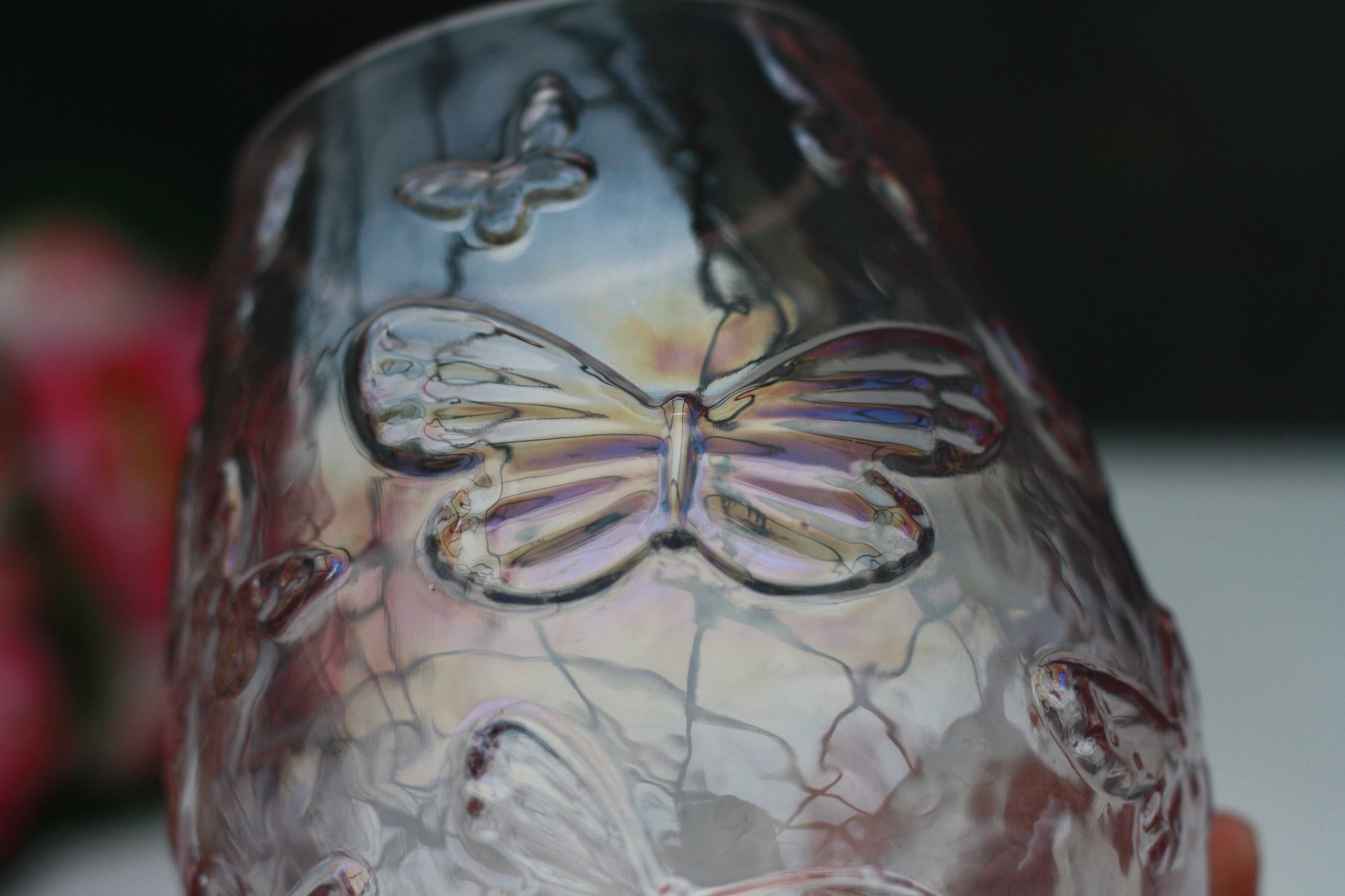 Jasnoróżowy szklany świecznik motyle