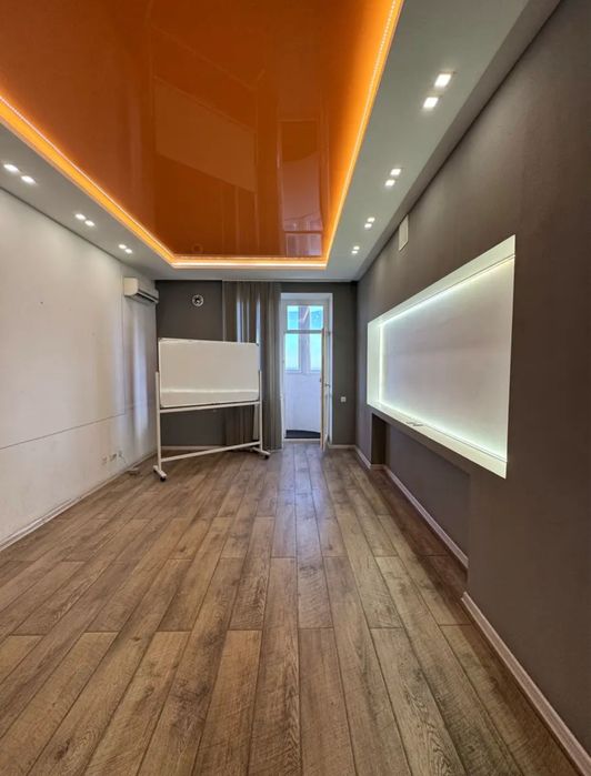 Метро Олімпійська-7 хв/Діловий центр Києва /Коновальця/ Предслвинська