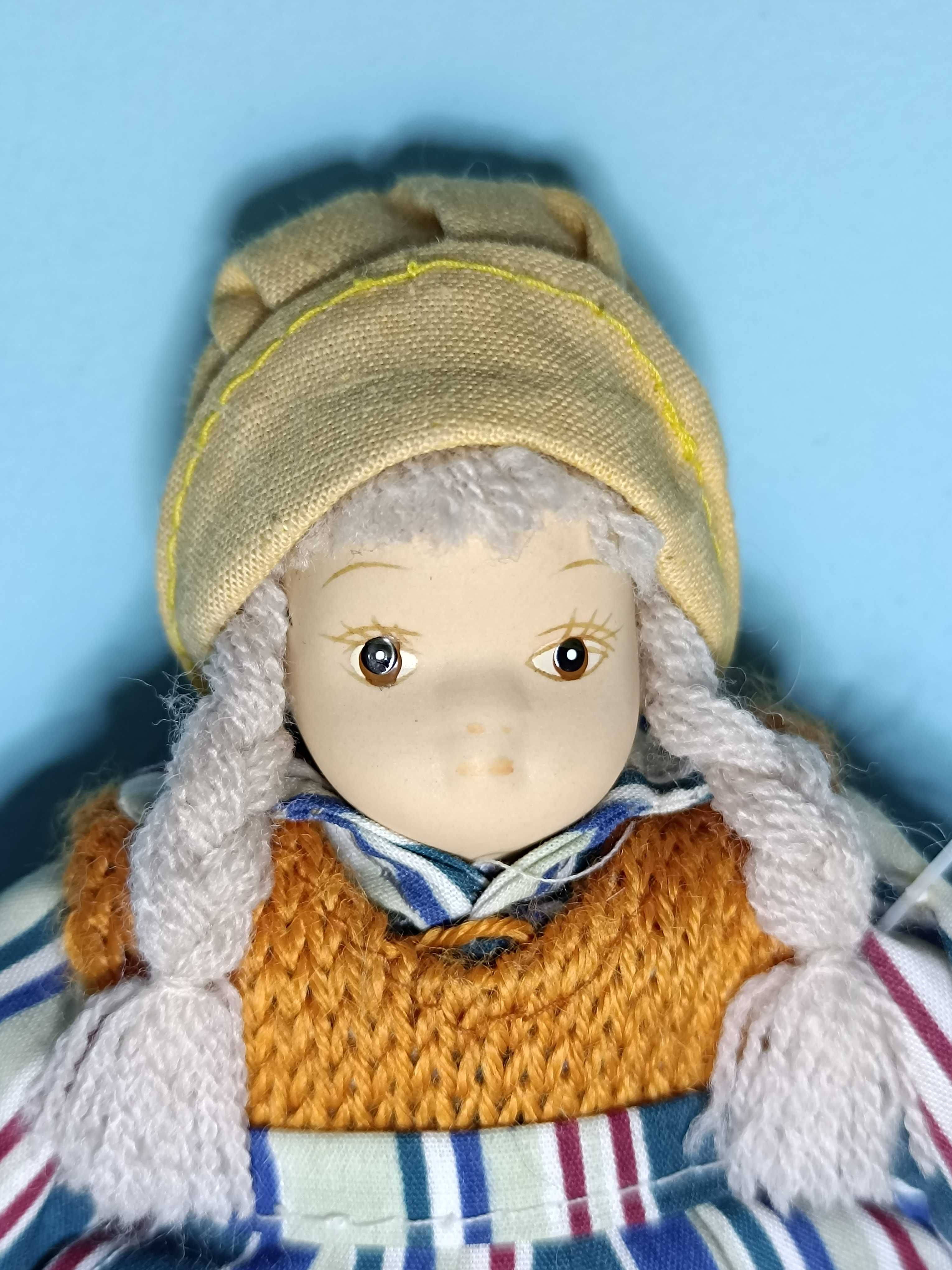 Вінтажна  колекційна лялька з порцеляновим обличчям