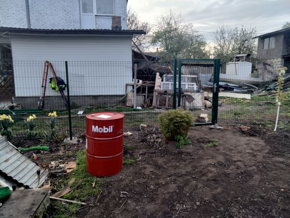 Будівельні роботи, косіння трави, встановлення парканів пилка і рубка