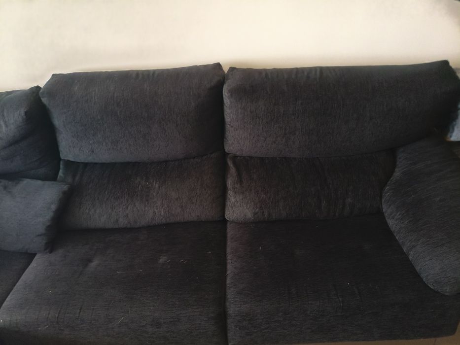Sofá preto de 275cm com chaise longue de 130cm