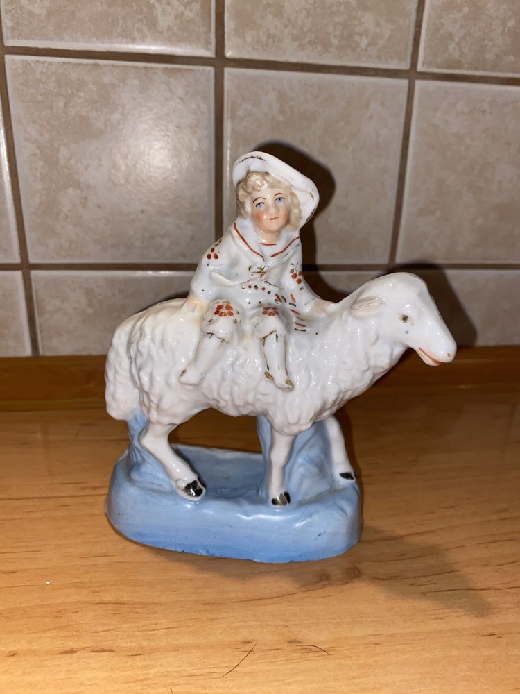Bardzo stara porcelanowa figurka