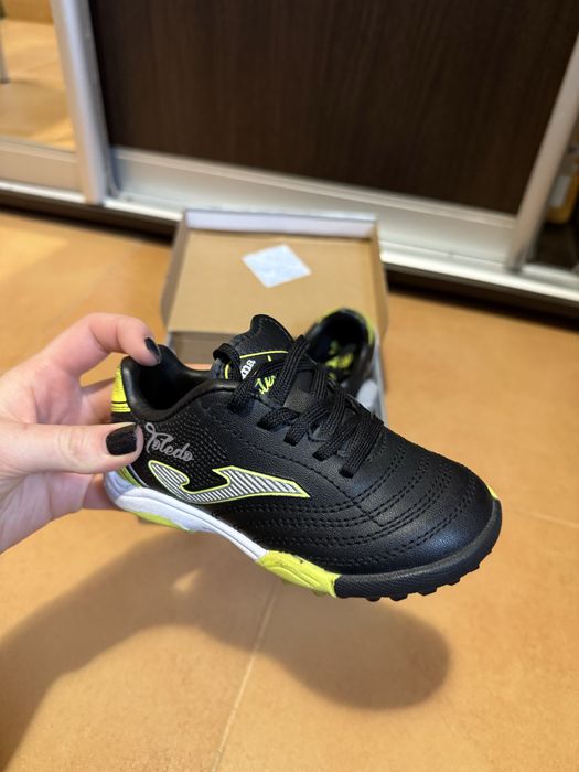 ВІддам дитячі кросівки для футболу