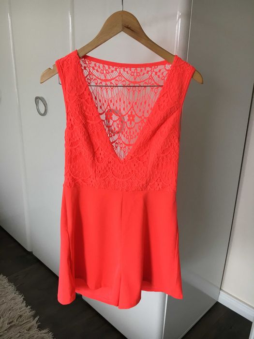 Kombinezon krótki neonowy z koronką, głęboki dekolt rozm.M