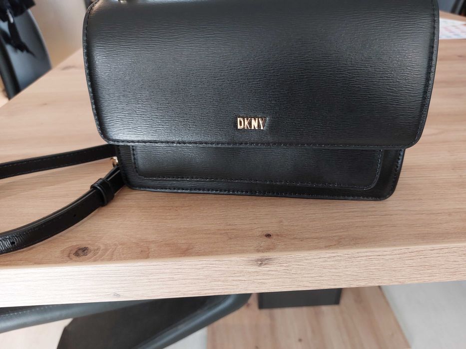 Mala DKNY a tiracolo media com aba