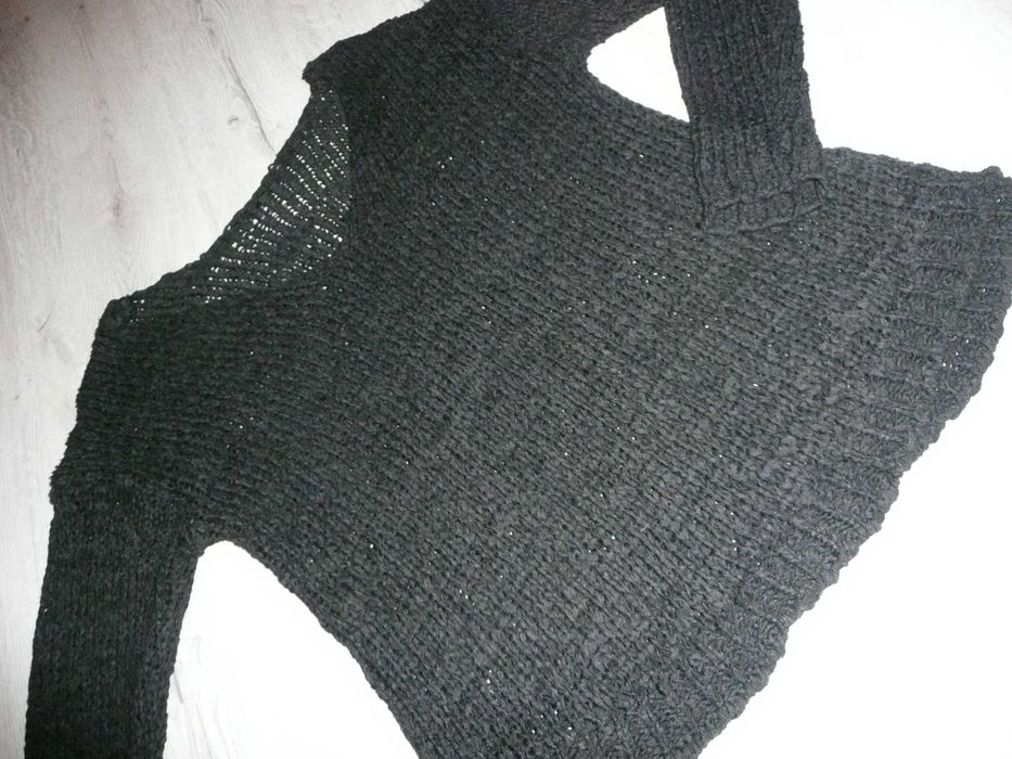 czarny sweter HM , dekolt w serek