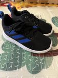 Кросівки adidas чорного кольору