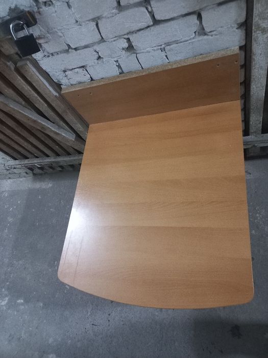 Stolik mocowany do ściany