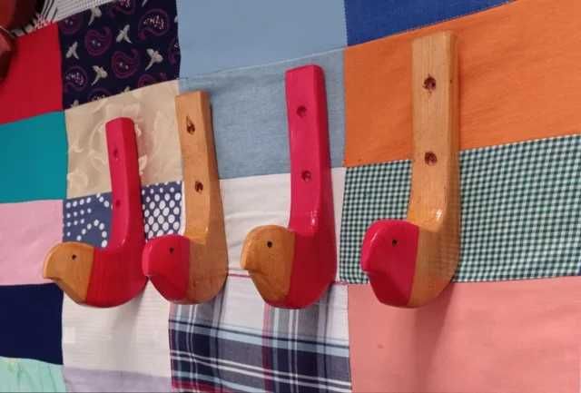 Conjunto de quatro cabides em pinho.