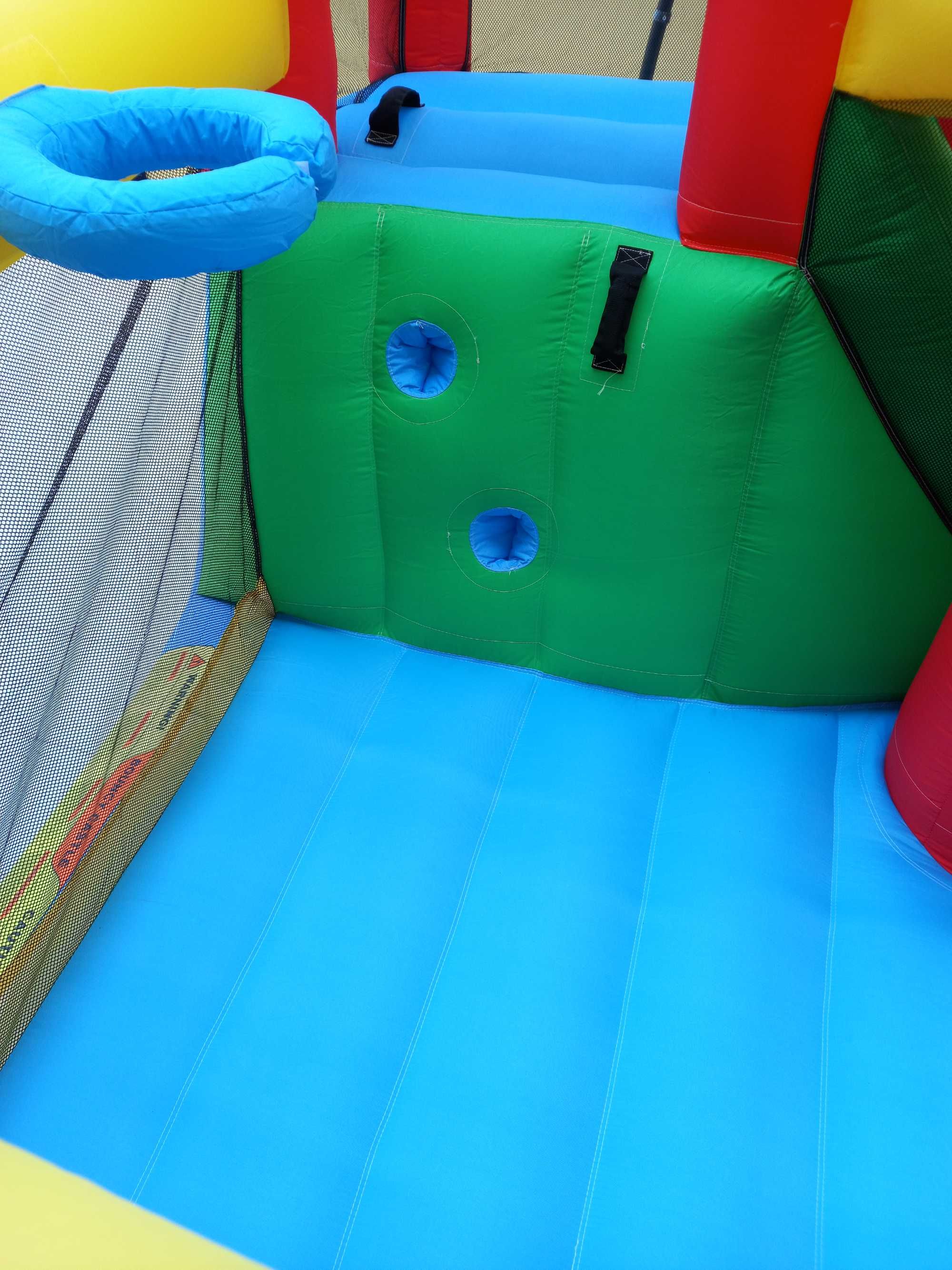 Insuflável com Escorrega, Trampolim e Piscina