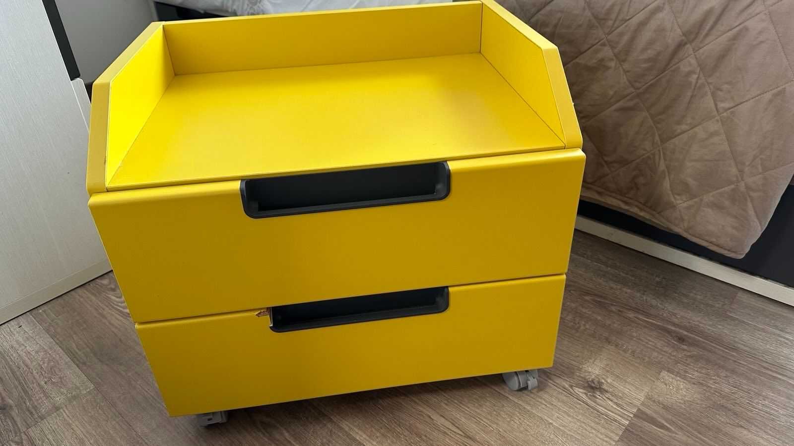 Mesa de cabeceira amarela com rodas