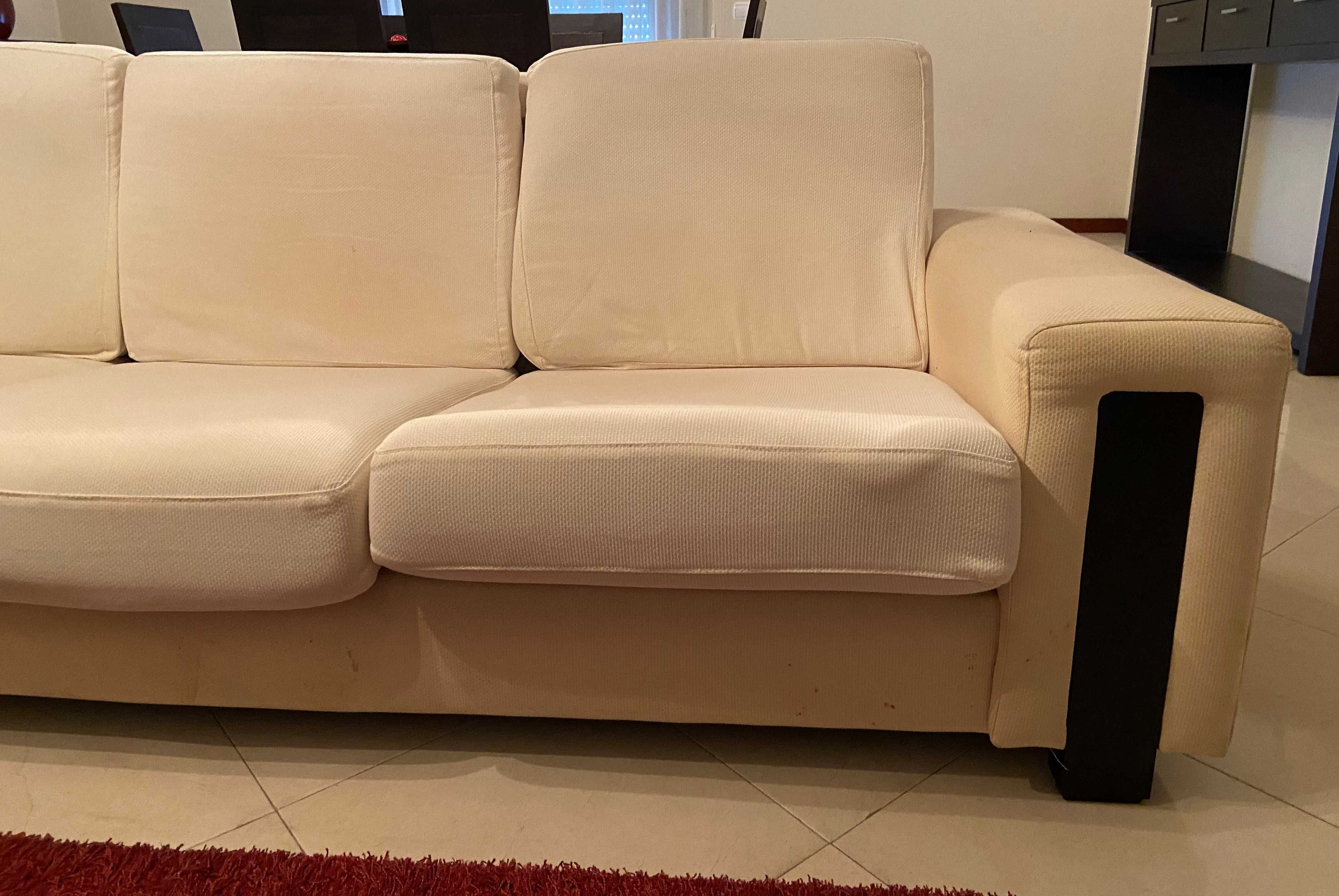 Sofa 3 Lugares Branco com duas Almofadas