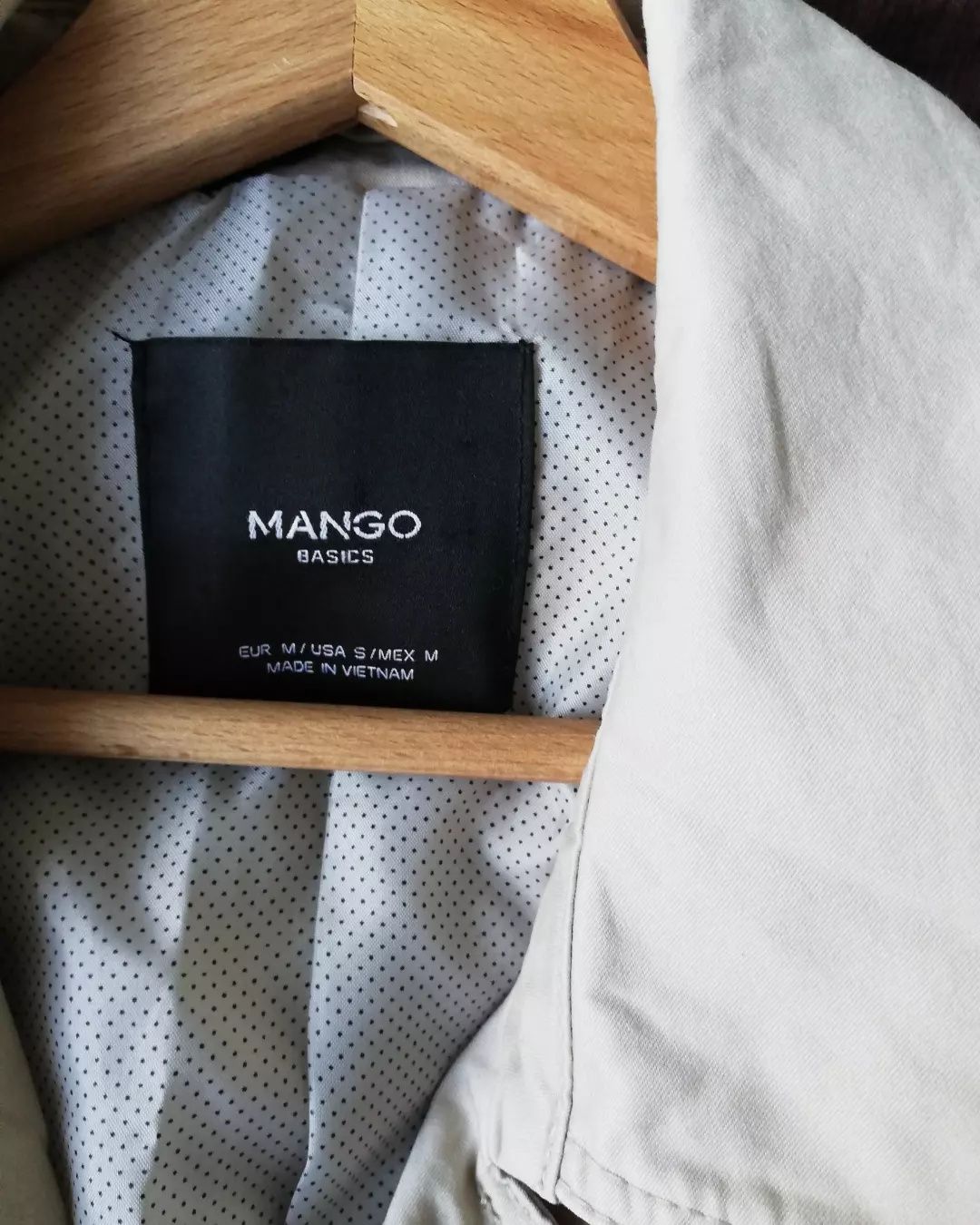 Класичний тренч пісочного кольору від mango