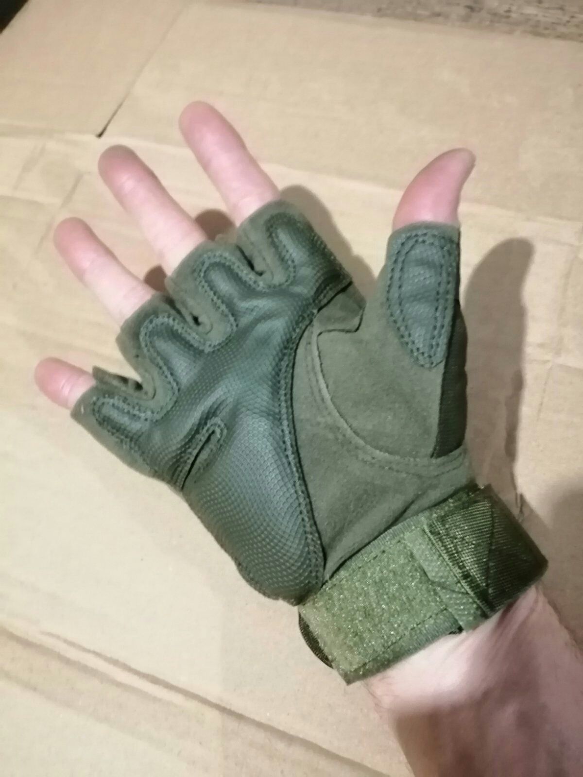 Перчатки без пальцев с защитой.