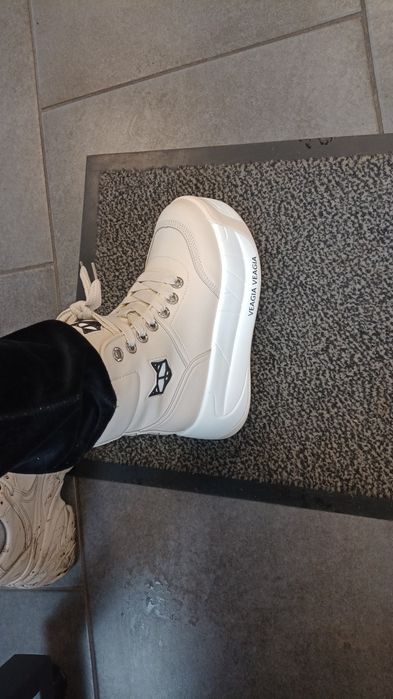 Продам зимние ботинки