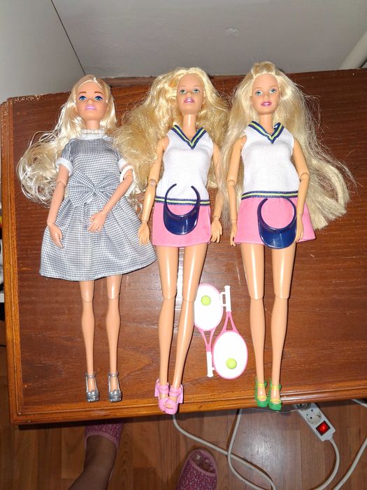 Conjunto de Barbies e boneca articuladas
