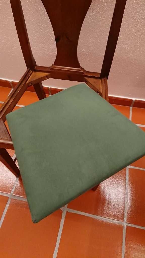Cadeiras de madeira estofadas (restaurante / café)