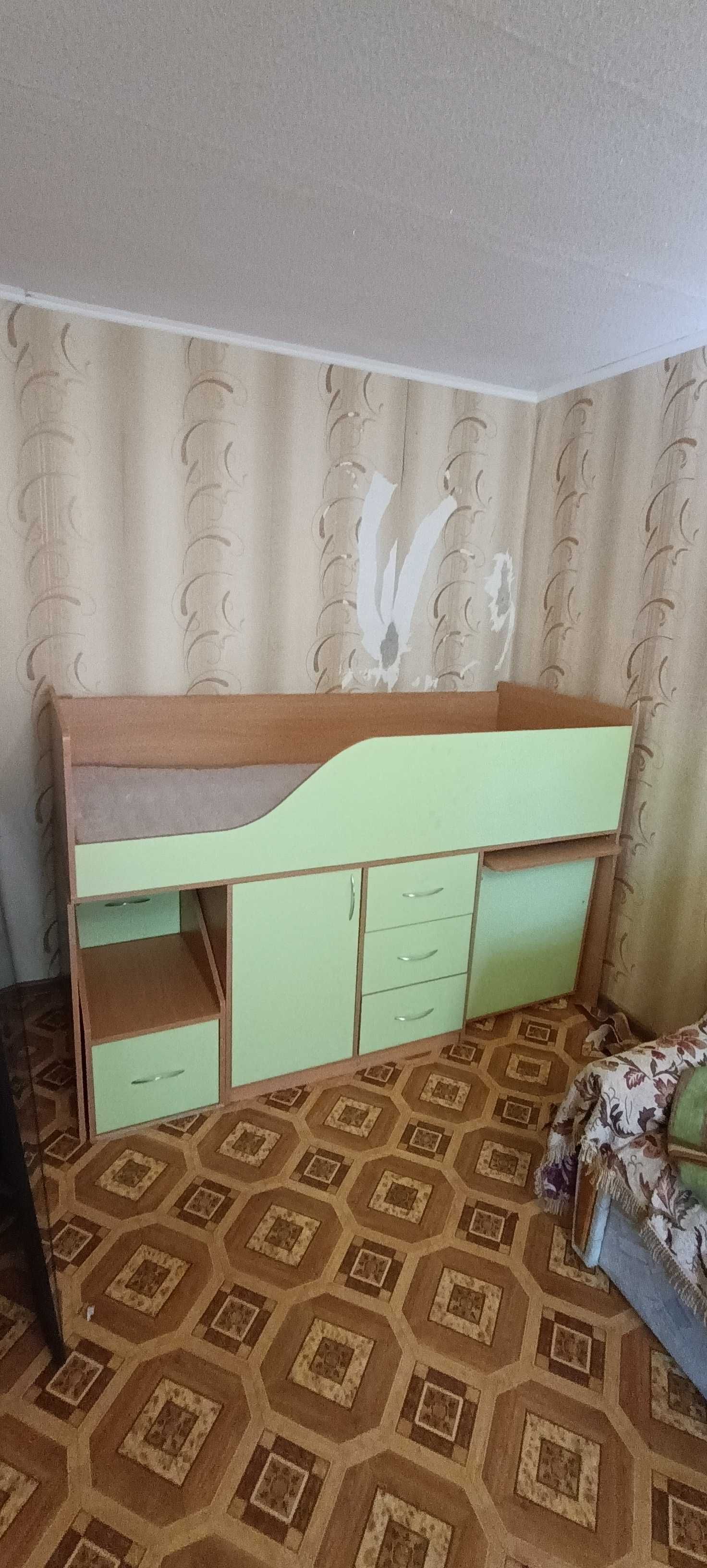 Дитяче ліжко з матрасом +стіл