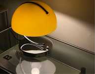 Candeeiro de mesa- globo de vidro laranja e estrutura cromada.