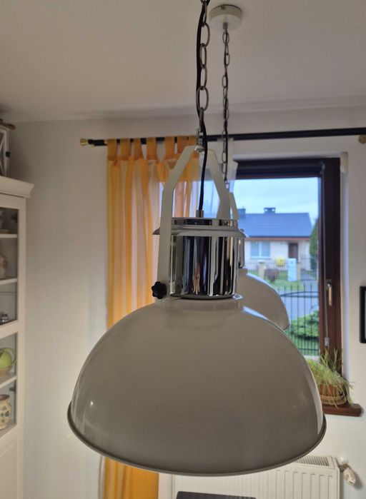 białe lampy wiszące