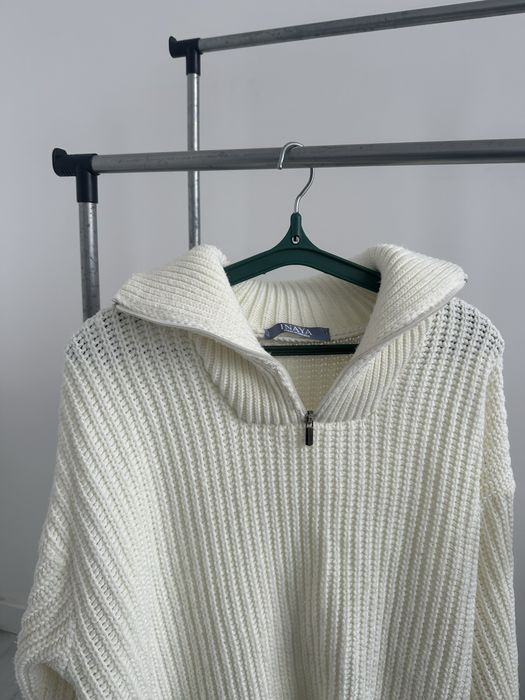 светр бренду INAYA