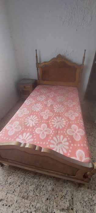 Quarto completo, cama, comoda, espelho e mesa cabeceira