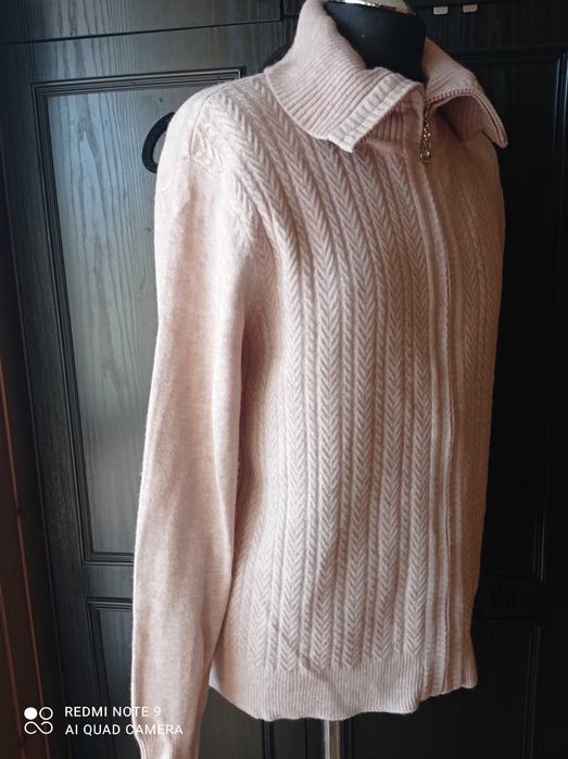 Ładny beżowy, duży, rozpinany damski sweterek z długim rękawem. M/L